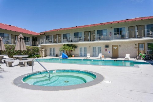 California Suites Hotel - image 15