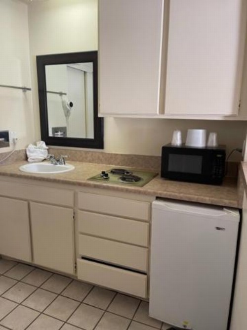 California Suites Hotel - image 18
