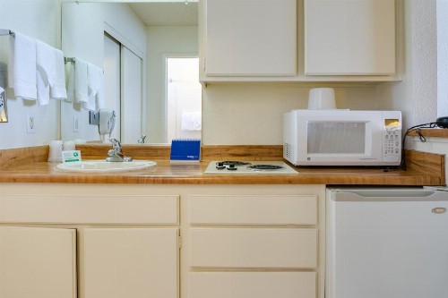 California Suites Hotel - image 22