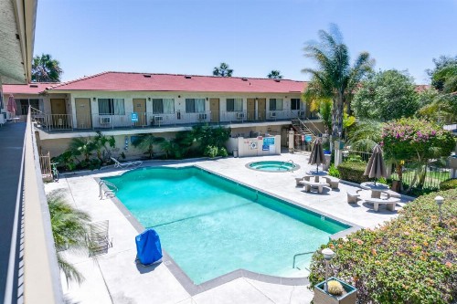 California Suites Hotel - image 28
