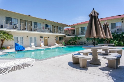 California Suites Hotel - image 5