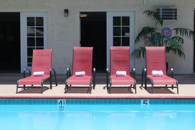 California Suites Hotel - image 7