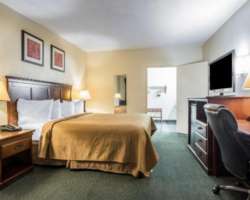 Quality Inn San Diego I-5 Naval Base - image 16