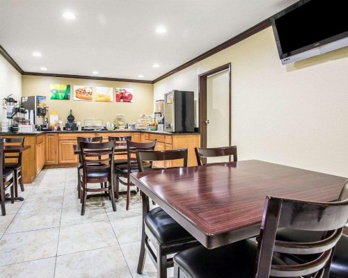 Quality Inn San Diego I-5 Naval Base - image 4
