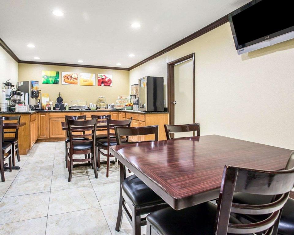 Quality Inn San Diego I-5 Naval Base - image 4
