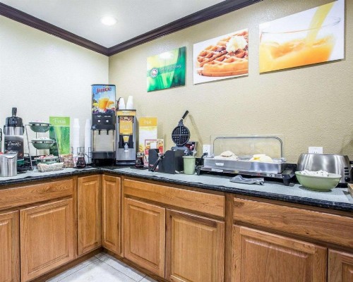 Quality Inn San Diego I-5 Naval Base - image 9