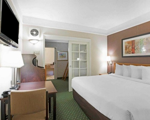 Quality Suites San Diego SeaWorld Area - image 18