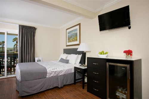 Ocean Beach Hotel - image 32