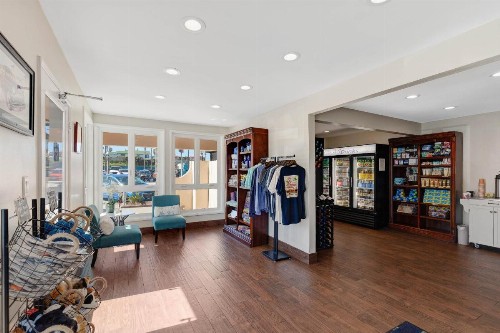 Ocean Beach Hotel - image 4