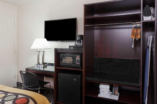 Super 8 by Wyndham San Diego Hotel Circle - image 11
