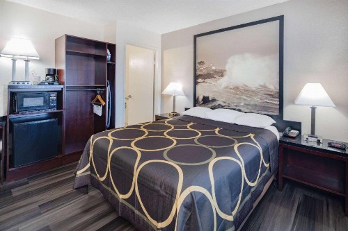 Super 8 by Wyndham San Diego Hotel Circle - image 15