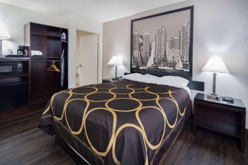 Super 8 by Wyndham San Diego Hotel Circle - image 16