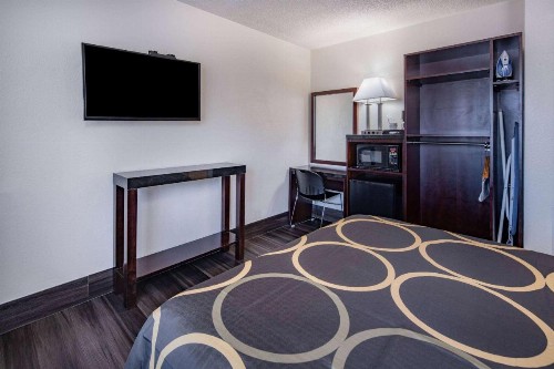 Super 8 by Wyndham San Diego Hotel Circle - image 17