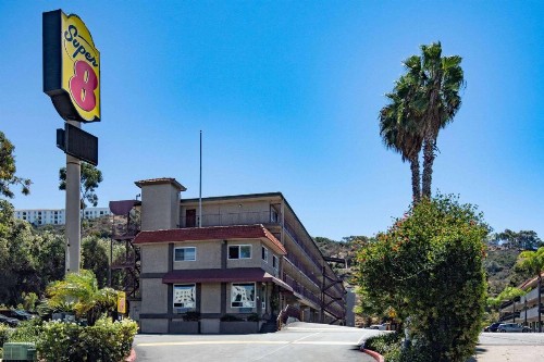 Super 8 by Wyndham San Diego Hotel Circle - image 2