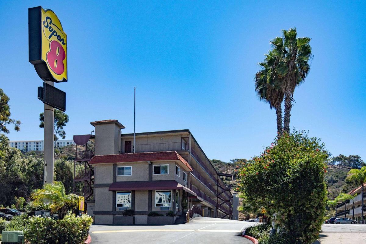 Super 8 by Wyndham San Diego Hotel Circle - image 2