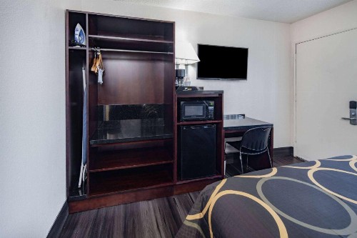 Super 8 by Wyndham San Diego Hotel Circle - image 25