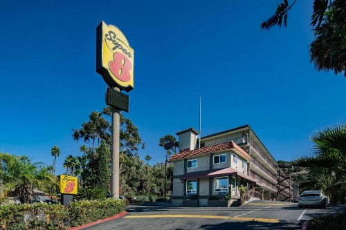 Super 8 by Wyndham San Diego Hotel Circle - image 3