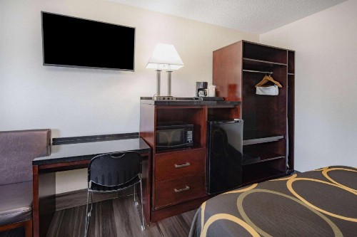 Super 8 by Wyndham San Diego Hotel Circle - image 31