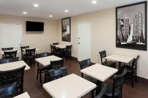 Super 8 by Wyndham San Diego Hotel Circle - image 35
