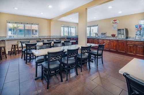 Super 8 by Wyndham San Diego Hotel Circle - image 36