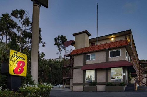 Super 8 by Wyndham San Diego Hotel Circle - image 4