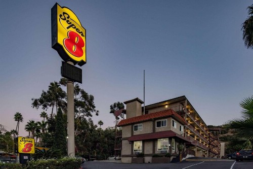 Super 8 by Wyndham San Diego Hotel Circle - image 5