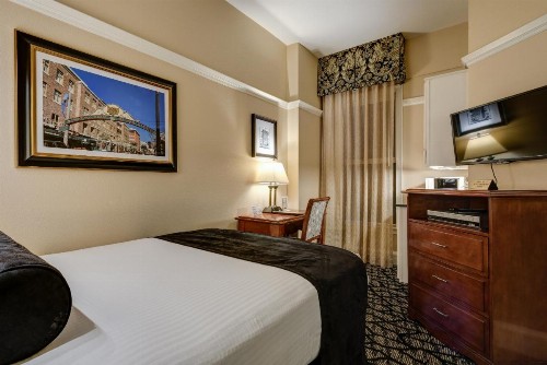 Gaslamp Plaza Suites - image 42