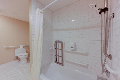 Gaslamp Plaza Suites - image 49