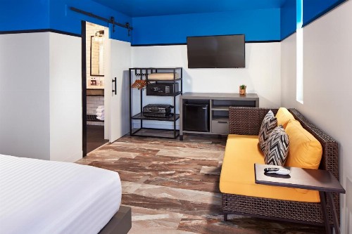 Pacific View Inn - image 14