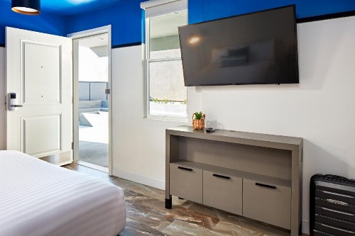 Pacific View Inn - image 20