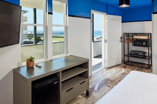 Pacific View Inn - image 22