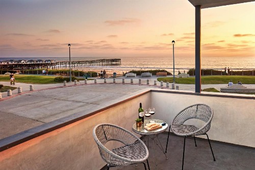 Pacific View Inn - image 27
