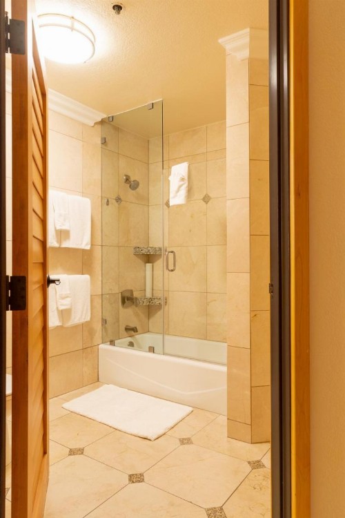 Pacific Terrace Hotel - image 22