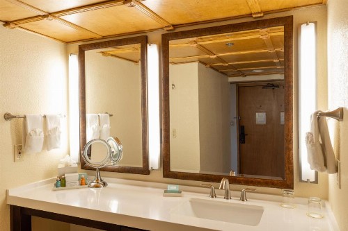 Pacific Terrace Hotel - image 31