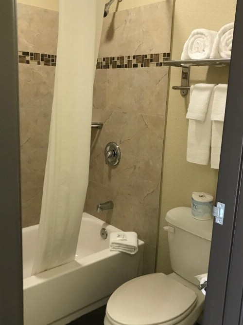 Berkshire Motor Hotel - image 21