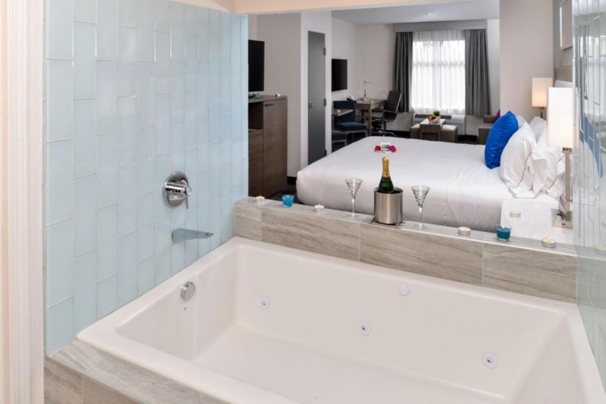 Holiday Inn Express & Suites San Diego - Mission Valley an IHG Hotel - image 2