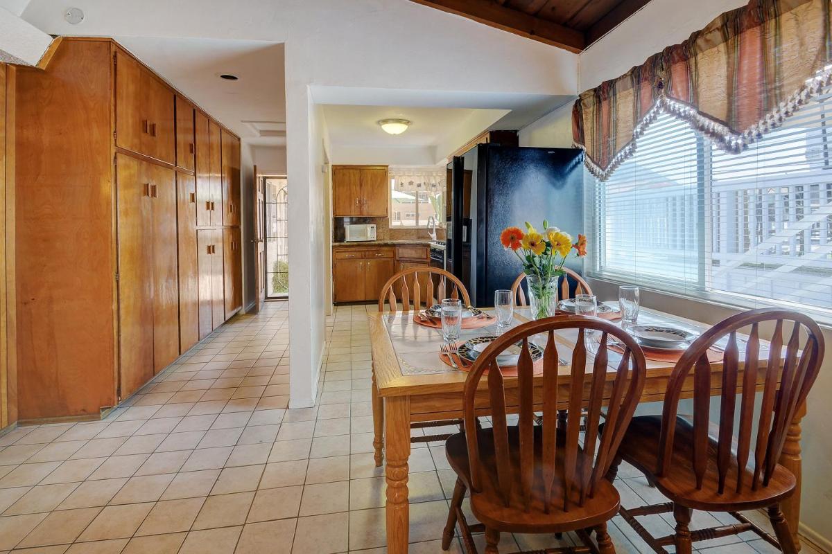 Mimi's and Nana's Beach House - image 7