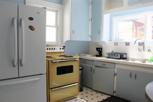 Comfortable 2 Bedroom 1 bathroom house - image 6