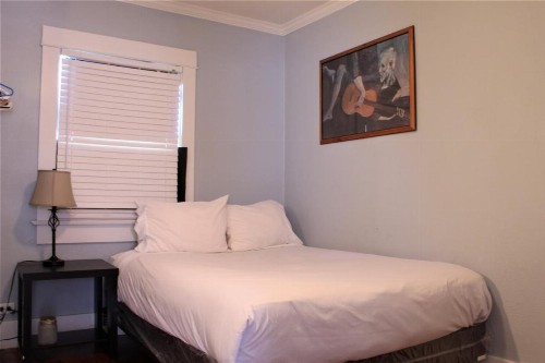 Comfortable 2 Bedroom 1 bathroom house - image 8