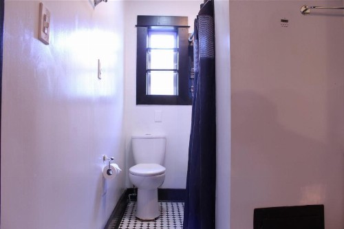 Comfortable 2 Bedroom 1 bathroom house - image 9