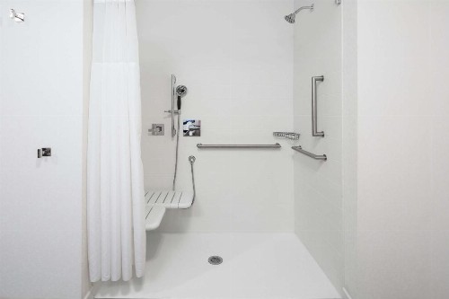 Hampton Inn & Suites San Diego Airport Liberty Station - image 7