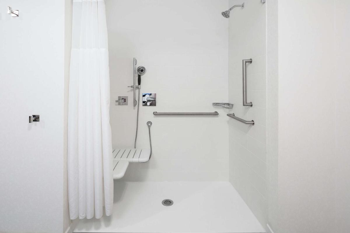 Hampton Inn & Suites San Diego Airport Liberty Station - image 7