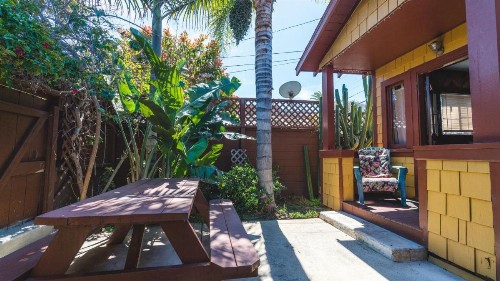 Bungalow 1 Block Walk to the Beach - image 10