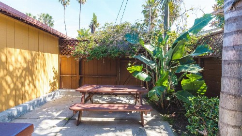 Bungalow 1 Block Walk to the Beach - image 9