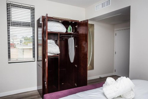 One Bedroom Apartment with Luxurious Furnitures - image 12