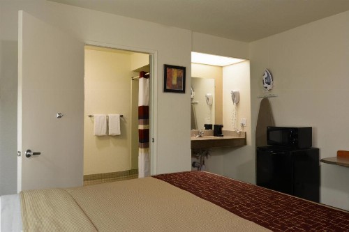 Red Roof Inn San Dimas - Fairplex - image 10