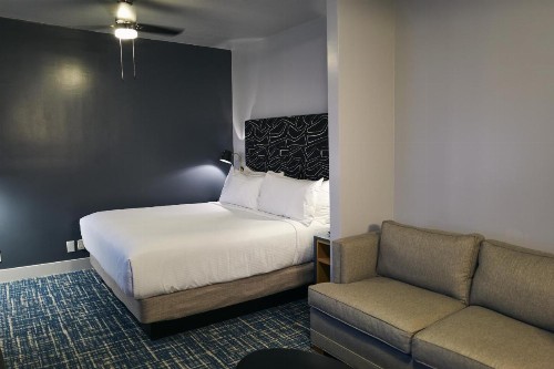 Good Hotel - image 12