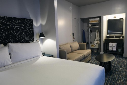 Good Hotel - image 9