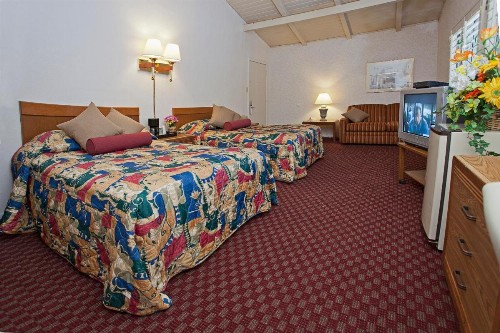Town House Motel - image 10
