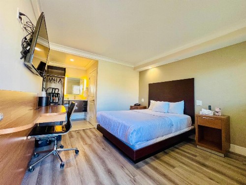 Greenwich Inn - image 2